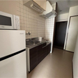 キッチンはガスコンロ・冷蔵庫・電子レンジ付きです 