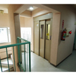 共用部　廊下にも窓があり、明るいです 