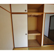 一間分の押入れ。天袋もありたっぷり収納が可能です 
