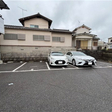 敷地内駐車場は付き４，０００円で別契約可能。 