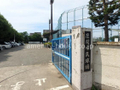 道路を挟んで、座間市民球場があります 68m   