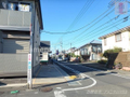 建物の側面の道路。 