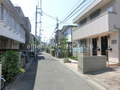 建物の前面の道路。周辺は、閑静な住宅街となります。 