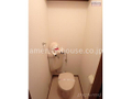 シンプルなトイレスペース。 