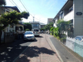 建物前　敷地　通りから少し入るので、とっても静かですよ。 