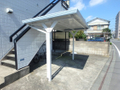屋根付き駐輪場あり。 