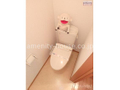 温水洗浄暖房便座付のトイレスペース。 