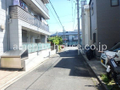 建物の前面の道路。周辺はまさに閑静な住宅街となります。 
