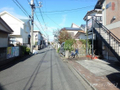 建物の側面の道路。周辺は、閑静な住宅街となります。 