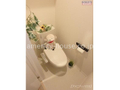温水洗浄暖房便座付のトイレスペース。 
