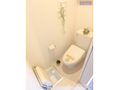 温水洗浄暖房便座付きの快適なトイレスペース。 
