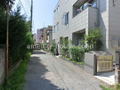 建物の面する道路。路地みたいな感じです。 