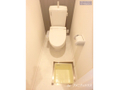 温水洗浄暖房便座付きの快適なトイレスペース。 