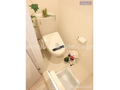 温水洗浄暖房便座付きの快適なトイレスペース。 