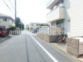 建物のエントランス側の前の道路の様子。 