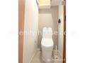 温水洗浄暖房便座付きの快適なトイレスペース。 