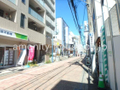 建物の前面の道路の様子。 