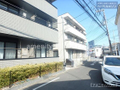 建物の前面の道路。 