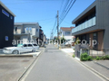 建物の前面道路の様子。 
