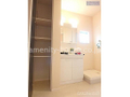 収納棚がうれしい洗面スペース。 