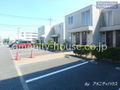 建物の玄関側が駐車場スペースとなります。 
