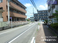 建物の前面の道路の様子。 
