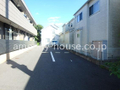 建物の前面が駐車場となります（現在満車） 