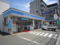 ローソン六会店（コンビニ） 401m   