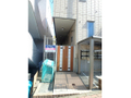 建物入口は門扉になっています。  