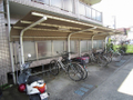 屋根付き駐輪スペースあり。 