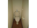 清潔感のあるトイレスペース。 