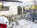 屋根付き駐輪場あり。 