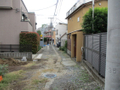 前面道路、西から東へ 