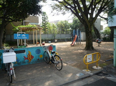 文京区春日２丁目公園：町会倉庫も有って助かっています。【茗荷谷駅】