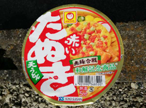 赤いたぬきと緑のきつね