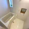 参考写真　換気に便利な窓付きの明るい浴室です 