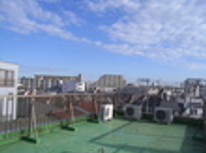 ←入居者も物干し利用可の屋上です　賃貸ブログ