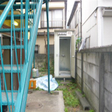建物の敷地内に共同シャワーあり 
