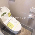 トイレ上部に収納あり。 