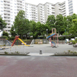 広大な敷地内には遊具のある公園があります。 