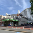 敷地内に小中学校、幼稚園、スーパーなどがある大型団地  