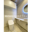 手洗いカウンター付きのタンクレストイレ。壁面には脱臭効果のあるエコカラットを設置。 