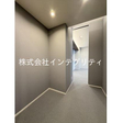 リビングと寝室がウォークスルーで移動できるサービスルーム 