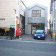 アパートお隣りが郵便局。仕送りもすぐおろせます。 