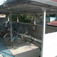 自転車置き場。屋根付きで雨にぬれません。 