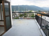 松本市　賃貸　アパート　ルーフバルコニーのあるお家。プライベートのビアガーデンなんていいですね。