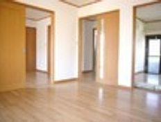 松本市　アパート　賃貸　不動産　築1年の平屋建住宅。ガレージもついて愛車も安心ですね！（松本市大村）