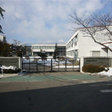 マンションの前が小学校です。 