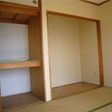 押し入れに板の間があってお部屋がゆったりしますね。 