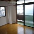 お部屋はフローリング。 